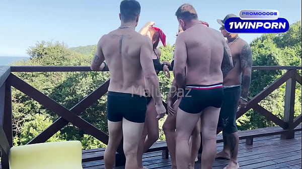 Image Eu e as amigas chamamos os vizinhos da casa de praia pra foder na sacada