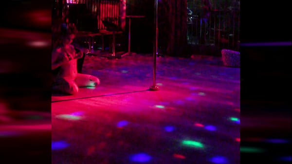 Image Manic Moxxi shows you her pole dancing