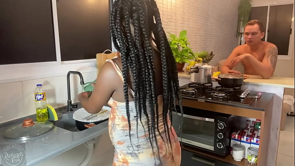 Image Rapidinha na cozinha com direito a gozada dentro da buceta apertada da gr&aacute_vida linda Bruna Black