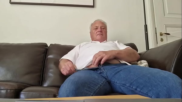 Image Old man Chris give live show