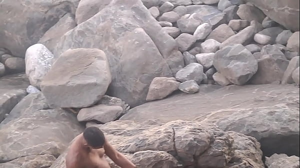 Image Sexo na praia , casal acabou chamando um carinha que batia punheta assistindo para participar da putaria .