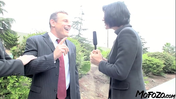 Image MOFOZO.com - Surprised Journalist Gets A Visit By The Gouvernator!