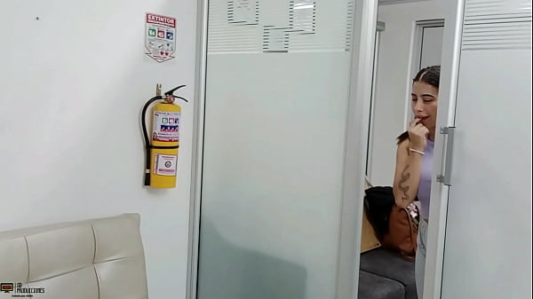 Image Mujer MILF lesbiana mayor seduce a una latina sexualmente curiosa con co&ntilde_o jugoso