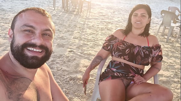 Image Na praia, sol, mar e fogo na buceta - vou dar pra todo na praia