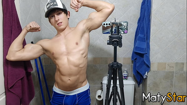 Image FLEXING MY MUSCLES AND CUMMING!