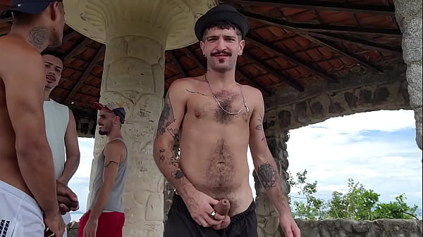 Image Meus Amigos do pau mega grosso na ilha( um vigiando e nos 3 fudendo )