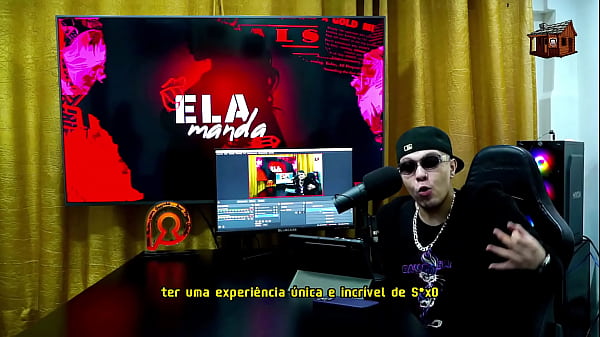 Image Gih Spanic coloca a Ruiva Cavala de quatro na mesa do Podcast s&oacute_ para mostrar o seu Cuzinho Rosa - P&aacute_pum no Barraco! - Ela Manda