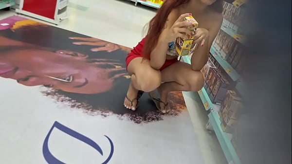 Image Esposa sem calcinha se exibe em publico