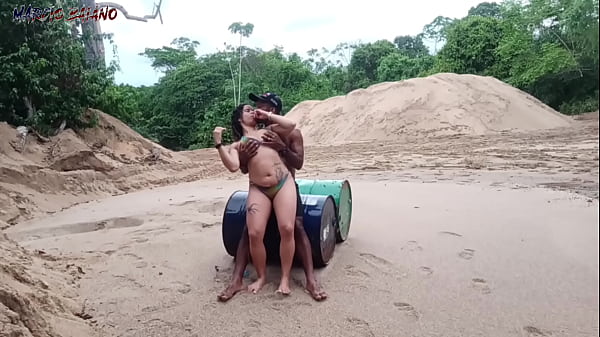 Image CASAL DE JOVENS FORAM PRO MATO SI ENCONTRAR E TIVERAM QUE FAZER SEXO NA CHUVA