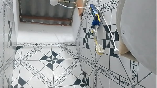 Image GUGU DA SUNGA EM UM BANHO A FLOR DE ZIACO