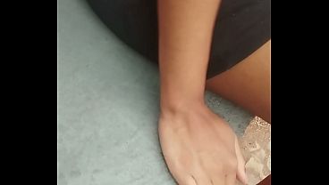 Image Namoradinha se masturbando e exibindo a sua bucetinha em p&uacute_blico.