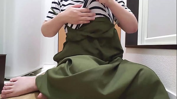Image A married woman masturbates in the bathroom, enthusiastically shaking her hips with a dildo：The full video is&rarr_https://www.xvideos.red/channels/aika-frau