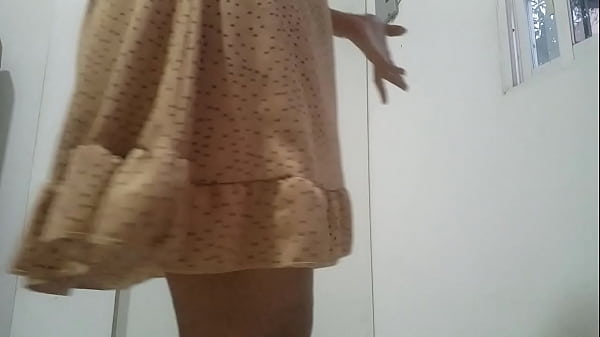 Image Hijastra limpia su casa, para la llegada del padrastro bandida ense&ntilde_a su co&ntilde_o y sus tetas mientras limpia.
