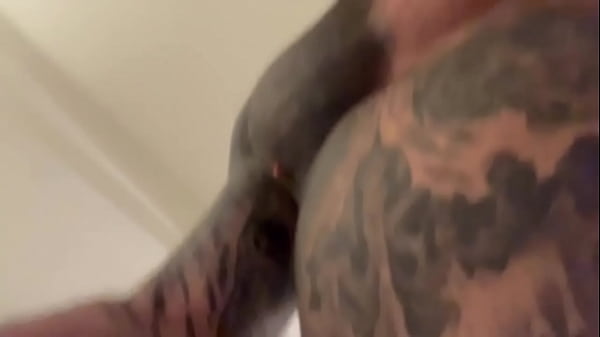 Image Macho musculoso tatuado se folla a pelo a twink pendejo y lo pre&ntilde_a , se lo folla hasta que no pare