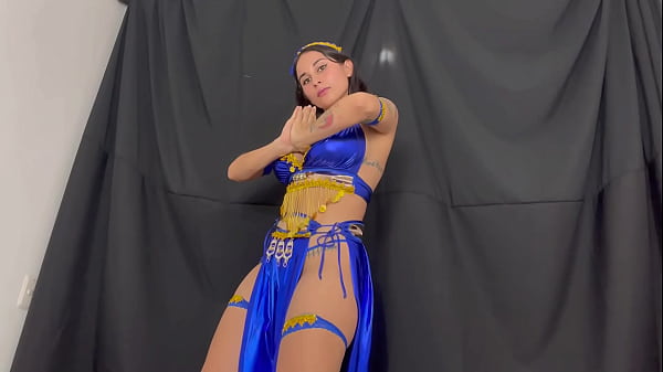 Image chica arabe abre su culo con una gran polla
