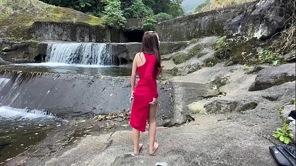 Image Fazendo a farra na cachoeira com a amiga