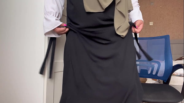 Image Syrian slut in hijab without panties caresses her clitoris close-up