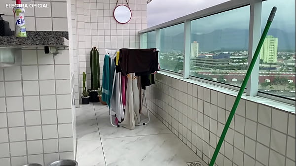 Image Essa empregada tem a bunda mais linda que eu j&aacute_ vi, ela fica provocando com esse shortinho enfiado