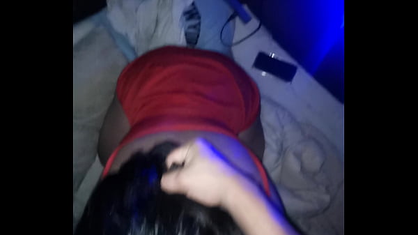 Image Hermosa joven llega a casa