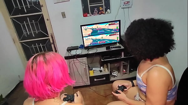 Image Russah safada perdeu no v&iacute_deo game pra Sofie Lollipop e teve que chupar o pau dela ate ela gozar na cara dela