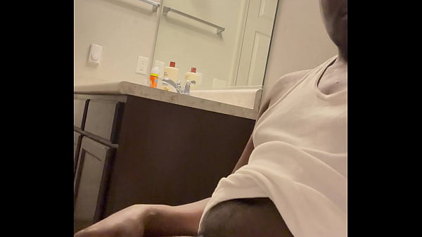 Image HUGE CUMSHOT WHILE SHITTING