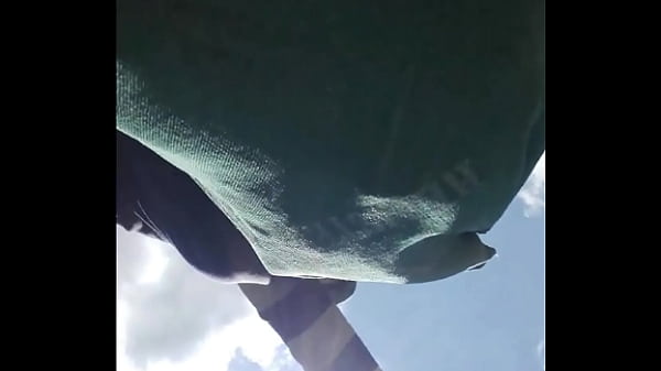 Image Je fais pipi assis sur un banc au bord d'un sentier
