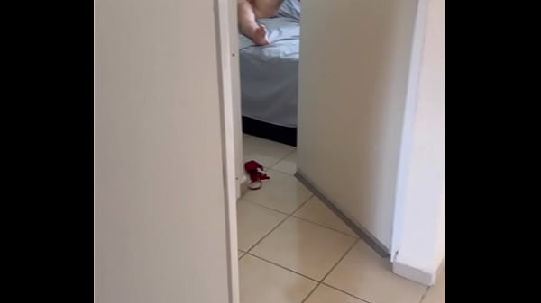 Image MUJER SE MASTURBA CON LA PUERTA ABIERTA Y LE ROBO LA TANGA MOJADA