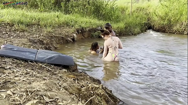 Image Sexo ao ar livre tomando banho de sol &agrave_ beira do rio botei duas gostosas pra mamar e torei as duas gozando dentro...