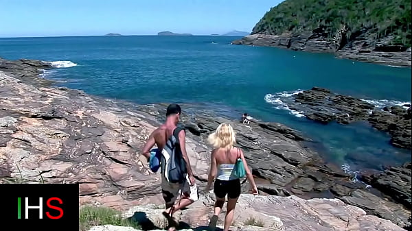 Image Blonde girl double penetrated at the seaside