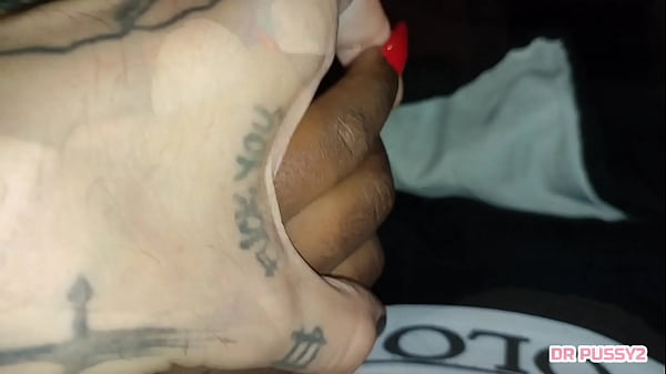 Image FUI VER NETFLIX COM O MEU MEIO - IRM&Atilde_O E PEDI UMA MASSAGEM NA M&Atilde_O E OLHA O QUE ELE FEZ COM ELA NO SEU PAU ENORME E DURO