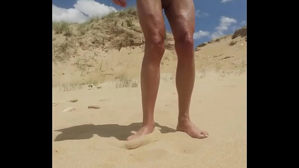 Image je pisse avant de me badigeonner la bite et l'anus avec de l'huile a bronzer sur la plage,