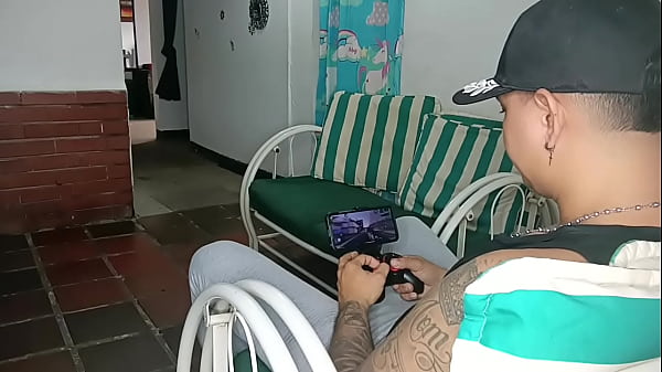 Image Novia cachonda de gran culo chupa y monta la verga de su novio mientras juega en su celular