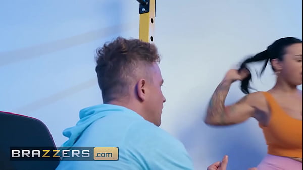 Image Bombshell Payton Preslee Teases Van With Her Big Tits At The Gym & Makes Him Crazy To Fuck Her - BRAZZERS