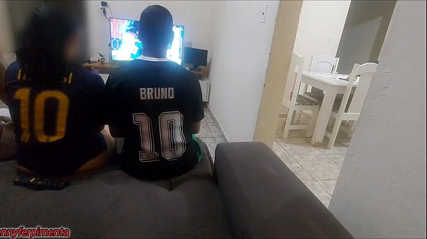 Image fiz sexo com amigo do meu marido por causa de uma aposta, fiquei com tes&atilde_o e acabei fazendo DP com os dois