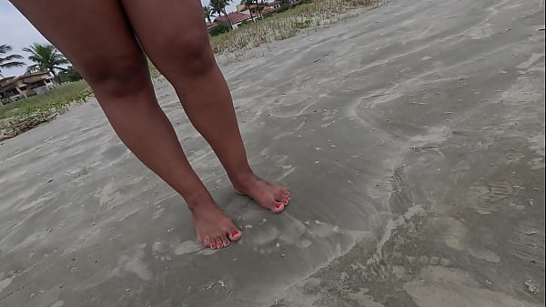 Image Andando na rua e na praia descal&ccedil_os sujando os p&eacute_s - Fetiche por p&eacute_s