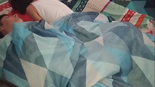 Image Estaba acostado y descubr&iacute_ que en mi cama estaba mi hermanastra tambi&eacute_n,no pude evitar follarla antes de irme al trabajo