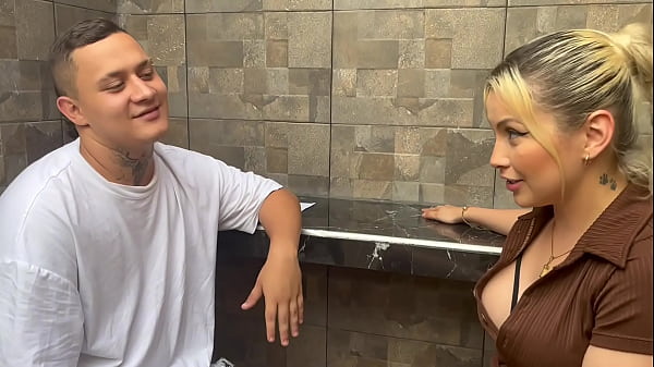 Image Entrevista a rubia cachonda de tetas grandes