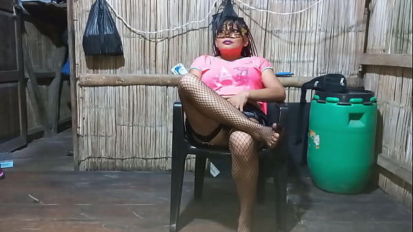 Image ME ESTOY MASTURBANDO VIENDO LA TELEVISION Y DE PRONTO LLEGA MI HIJASTRO, SIGILOSAMENTE SE ME ACERCO, ME DIO UN BESO EN LA VAGINA Y COMENZAMOS A FOLLAR COMO NOVIOS!! 1