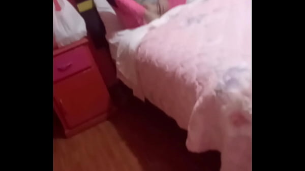 Image Peque&ntilde_a hermanastra distra&iacute_da, ella no se da cuenta y me masturbo Me descubre pero no se enoja, dice que si la pongo muy cachonda podr&eacute_ com&eacute_rmela &iexcl_Qu&eacute_ rico saca la cola de perrito, esta bien grandecita!