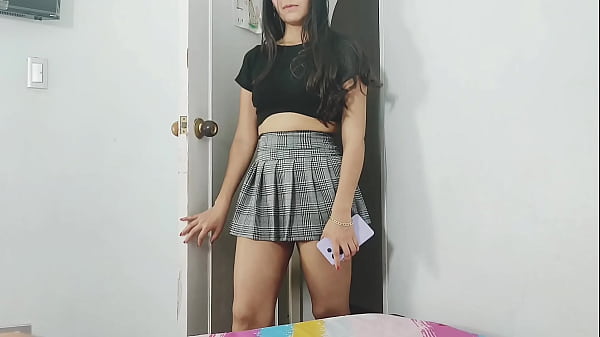 Image hijastra bien caliente vestida de colegial le ense&ntilde_a la falda de colegiala a su padrastro y termina acostadose en su cama