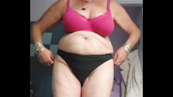 Image Oma neukt oude harige kut met komkommer