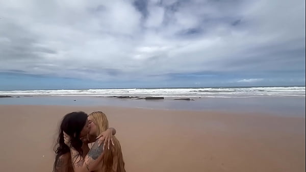 Image Fui na praia de nudismo tomar banho de mar e acabei tomando banho de porra