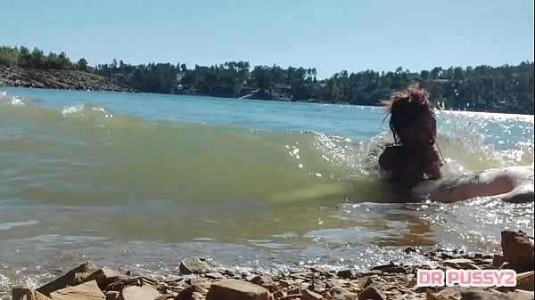 Image MAMEI O PAU DO TATUADO DENTRO DE &Aacute_GUA NA FRENTE DE TODOS OS TURISTAS QUE PASSEAVAM DE BARCO AO FINAL DA TARDE