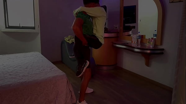 Image Por los gemidos de Gio, Omar est&aacute_ lamiendo y tocando los lugares correctos. Se acuesta, abre las piernas y Omar va directo al agujero de Gio. Gio se sube encima de Omar y se sienta sobre su polla