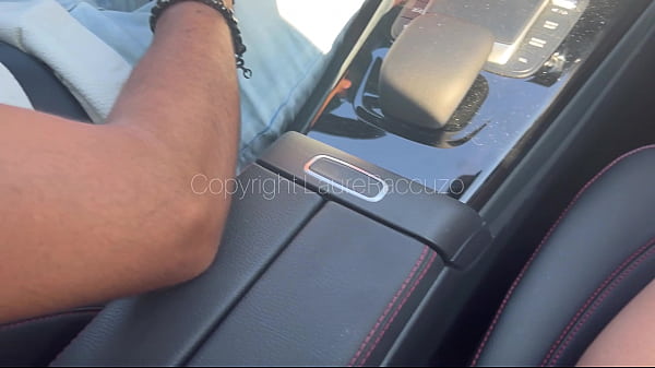Image Je suce mon chauffeur dans la voiture en public et avale son sperme!