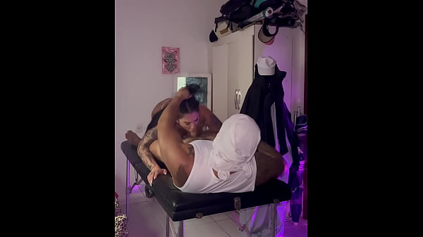 Image Conheci esse massagista na praia e fui em seu ap para uma massagem, a massagem n&atilde_o durou muito pois o safado j&aacute_ caiu de l&iacute_ngua no meu cu &hellip_ gozei gostoso com ele me chupando