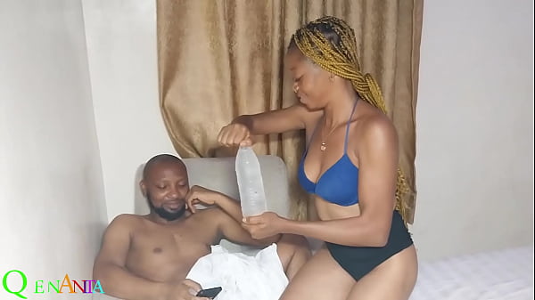 Image The Hotel Waitress Who Went To Serve The Customer A Table Water With Half-naked