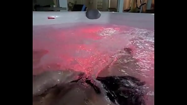 Image BATENDO PUNHETA NA BANHEIRA DE HIDROMASSAGEM