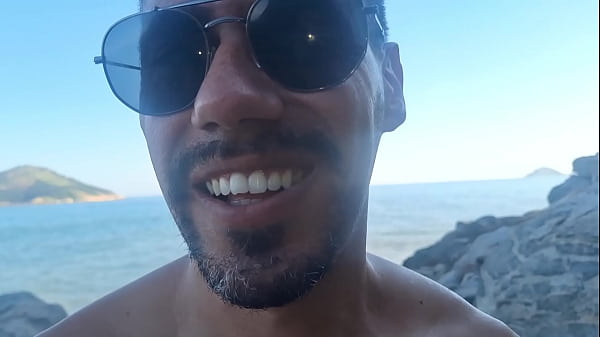 Image Maior putaria em plena praia do RJ, servindo a machos sedentos , 1&deg_ parte ...