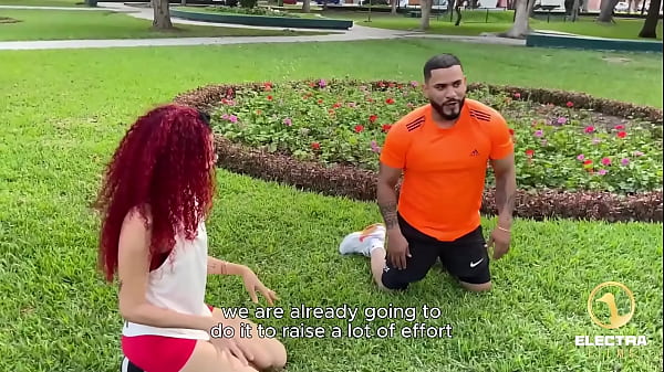 Image Musculoso entrenador peruano divisa a una MILF pelirroja en el parque y se pone a hacer cardio con ella